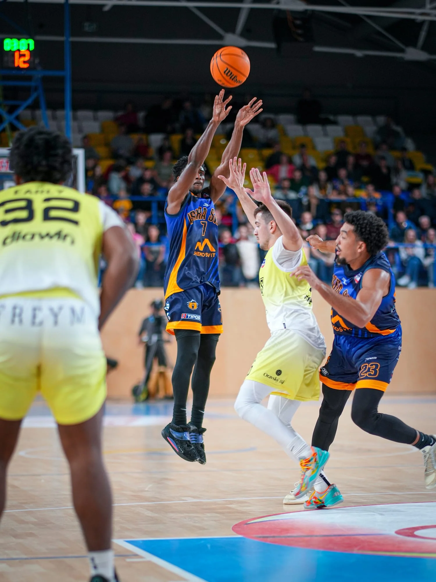 Hráč Iskra Svit strieľa cez obranu počas basketbalového zápasu