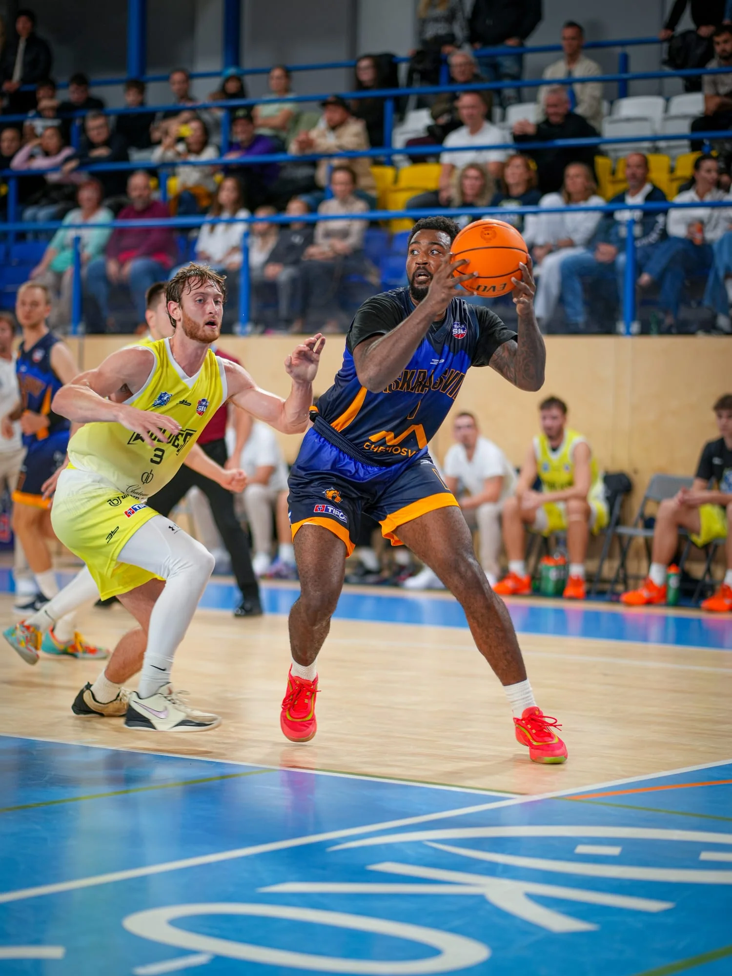 Hráč Iskra Svit s loptou počas basketbalového zápasu