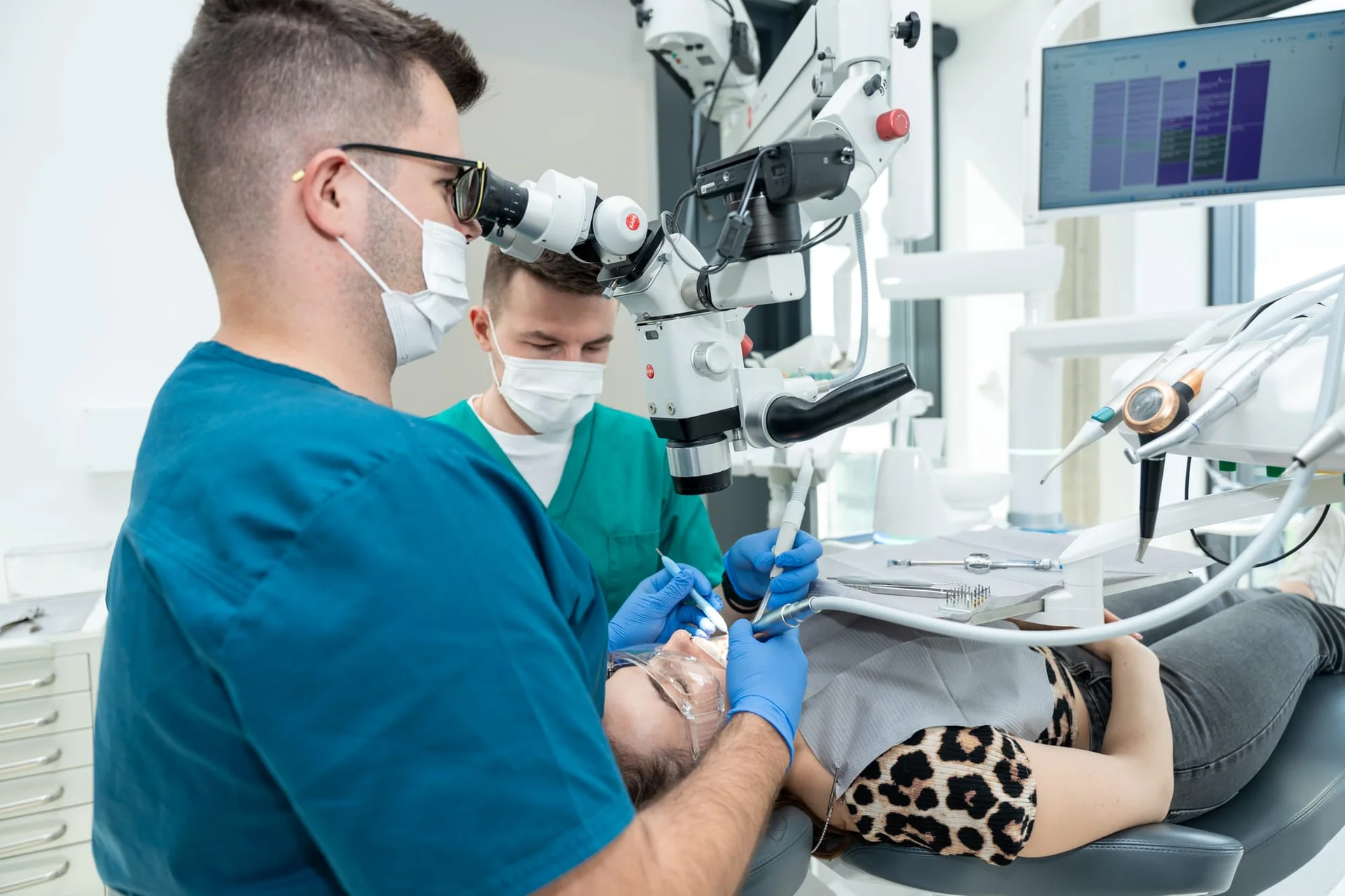 Zubári Happydent počas ošetrenia pod mikroskopom