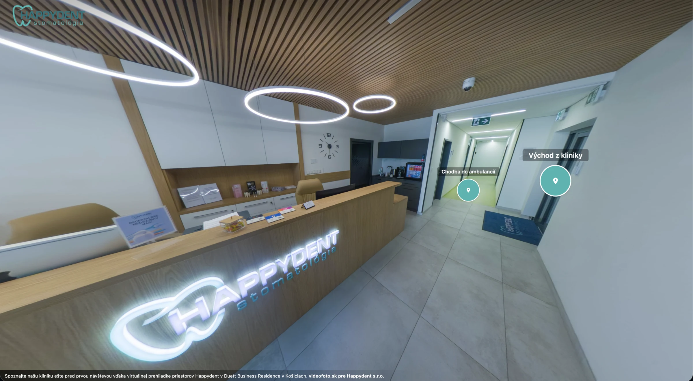 Interaktívna 360° prehliadka recepcie kliniky Happydent so smerovými bodmi na pohyb medzi priestormi